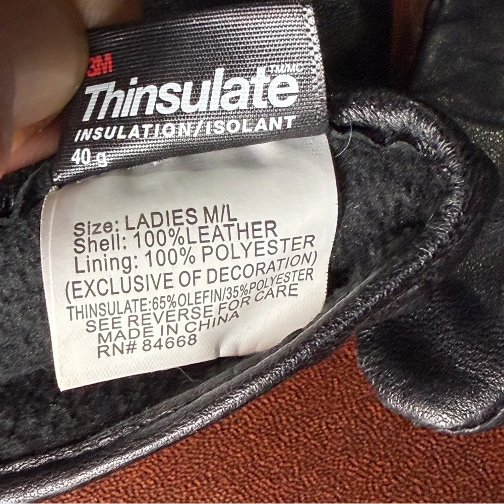 Insulated leather gloves